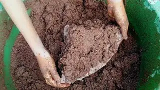 The most yummiest 😍red dirt&hearts;️ crumbling and dipping in water💦 and water pouring on chunks😋