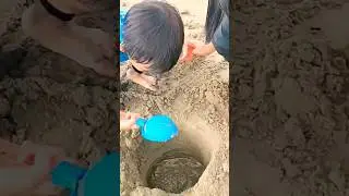 Serunya Bikin Lubang Pasir Di Pantai & Kubur Mainan #kepantai #kuburmainan #istanapasir #lubangair