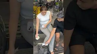 розыгрыш с раздачей денег девушкам