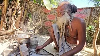 श्री नर्मदा जी का दिव्य पूजन संत भगवान के द्वारा। चाय प्रसादी भक्तिभाव से भरा दृश्य।