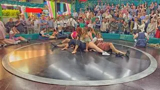 Oktoberfest 2025 Devil&rsquo;s Wheel &ndash; Girls Hang On for Dear Life