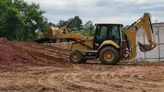 RETROESCAVADEIRA CAT 416 EMPURRANDO TERRA