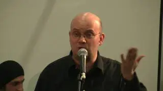 Alex Dreppec Dreppec informiert beim Poetry-Slam &uuml;ber l&auml;dierte Lattenroste