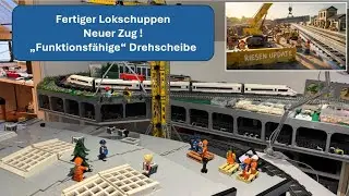 Der Lokschuppen ist fertig, ein neuer Zug ist eingezogen. Die Drehscheibe nimmt Gestalt an.