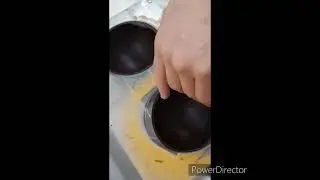 Chocolor Oro. Applicazione con aerografo su stampo in policarbonato. Su cioccolato fondente.