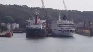MSC Melody a Goa-India salutata da MSC Lirica che lascia il porto.