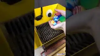 #shreddermachine #shredder #shredding #oddlysatisfying #satisfying #shreddervs #bubblewrap