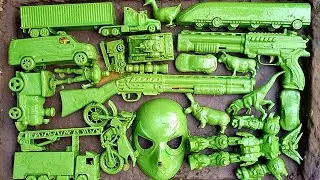 membersihkan mainan, topeng spiderman, shotgun, blaster gun, mobil ambulance, robot, kereta api.