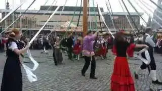 Maibaum-Tanz zum 1. Mai auf dem Altmarkt DD
