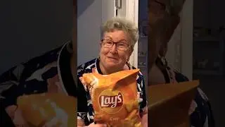 А вас бабушка балует вкусняшками? #хелпик #funny #millionviews #прикол #бабушка #ромаихелпик
