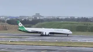 一架長榮航空BR892班次香港赤蠟角飛往台北桃園機場的B787-10型編號B-17810噴射客機降落，一架中華航空CL602班次香港赤蠟角起飛的B737-8AL型編號B-18667噴射客機降落