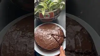 The BEST EGGLESS CHOCOLATE CAKE you will ever have 😍