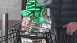 Shoppers brave freezing temps to buy last-minute gifts