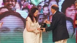 Hema Malini @ Star Guild Award 2013 !