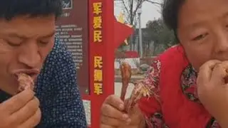 买的烧鸡咸香有味，夫妻俩广场抱着啃，大口大口吃着真过瘾 #游钓江湖