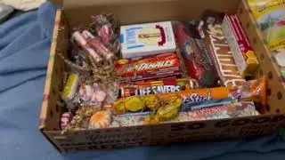 ASMR 1950&rsquo;s Candy Box Unboxing 🍬w/Crinkle Sounds (Soft Spoken)🍬 Vintage candies