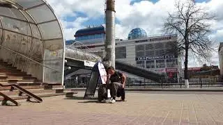 Курск.16.08.2020 Паренёк поёт на улице.