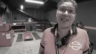 UNA MUJER QUE REPARA MOTOS HARLEY-DAVIDSON