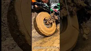 Pressure washer to clean a muddy tire of an off-road vehicle