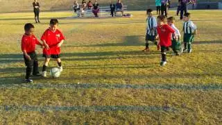 Niño de 4 años jugando futbol