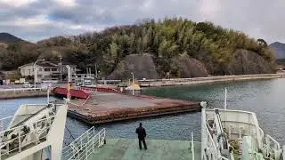 狭小な湾内、鋭角で接岸 (佐木島 向田港)