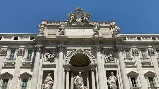 Fontana di Trevi | Trevi Fountain overtaken by flocks of tourists (Rome, Italy)