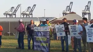 Dockworkers may have the negotiating advantage in their strike against US ports