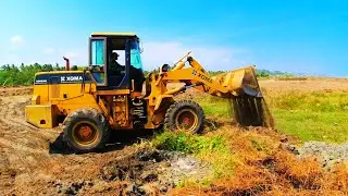 Heavy Equipment XGMA XG935H - Wheel Loader Working Dredge the soil, Making a New Rice Field