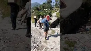 Кормлю детей из детского дома в Непале #непал #nepal #благотворительность #charity