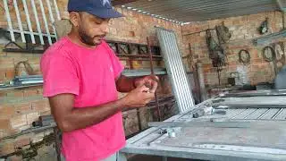 Como eu faço os guias pra portão em l, ( roldanas)