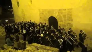 Sale la procesión desde la iglesia de la Sangre.