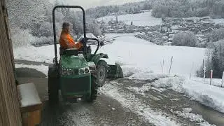 Schnee räumen mit Kippschaufel und Traktor Ferrari Cromo K60 AR Rev