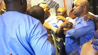SEE HOW MC OLUMO FOLD HIS HANDS ON STAGE BEFORE HE SPRAY MONEY ON STAGE
