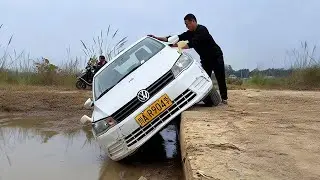 When Reversing, One Of The Wheels Accidentally Fell Off The Curb. This Is How The Driver Handled