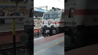 #vandebharatexpress leaving from Tirunelveli #nellaiexpress entering into Tirunelveli 🚂🚂🚂 #train