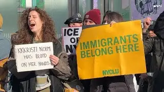 Протест против ICE (Иммиграционной и таможенной службы США) перед пресс-конференцией министра вну...