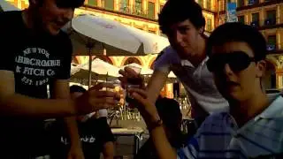 3 reventados bebiendo absenta negra de 85&ordm;