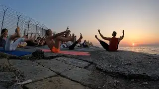 Mare e sole - Lezione di Yoga Base con Edoardo