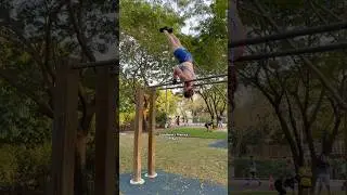 Упражнения на параллельных брусьях (калистеника).