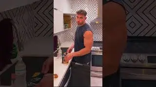 Мистер Банан за кулисами сексуальной кухни немного поболтал перед созданием контента.