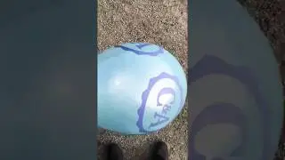 gro&szlig;er blauer C&A Ballon wird platt gemacht