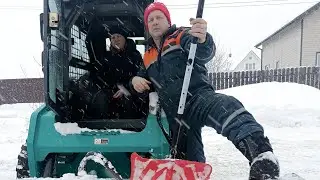 Как жена меня снег ❄️ на минипогрузчике  учила чистить 🤣.