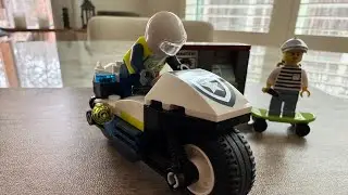 Let&rsquo;s Build LEGO City Police Motorcycle Chase