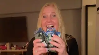 Disney Hocus Pocus mystery pin unboxing