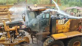 Будьте осторожны при мытье тяжелой техники мотор-грейдера CAT 16M.