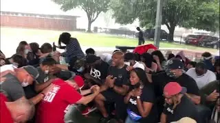 White Americans kneel, ask for black community&rsquo;s Forgiveness
