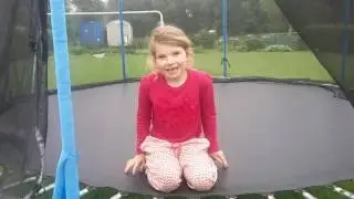 Kunstje op de trampoline.