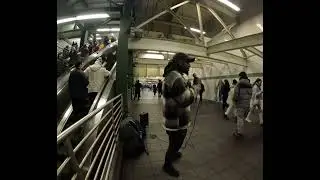 Распространяем правду в нью-йоркском метро.