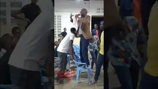 Ona huyu Bishop alivojazwa na roho mtakatifu akapanda kiti kama jukwaa.