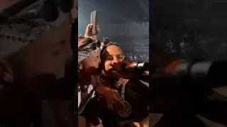 Japanese Fan Kisses Moneybagg Yo While He&rsquo;s Performing 😳💋🔥